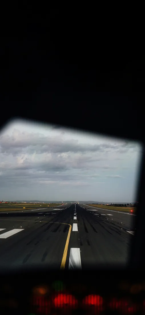 车窗外大道手机壁纸｜暗色背景图片 - 天空云层「哲风壁纸」