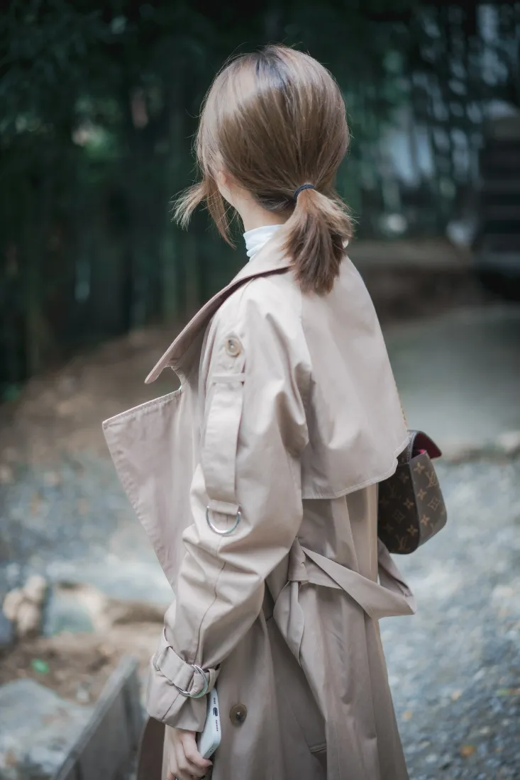 女生背影手机壁纸｜卡其风衣背景图 - 林间户外写真「哲风壁纸」