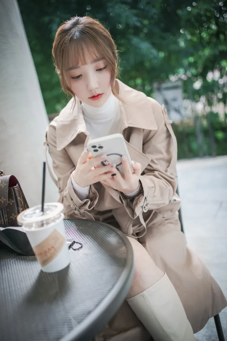 美女写真手机壁纸｜咖啡背景图片 - 卡其色风衣「哲风壁纸」