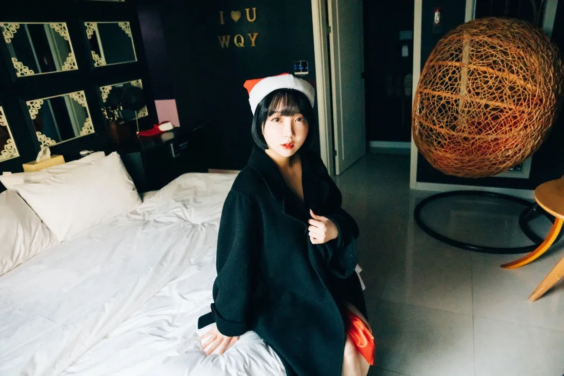 2k居家美女壁纸｜卧室背景图片 - 圣诞帽浴袍「哲风壁纸」