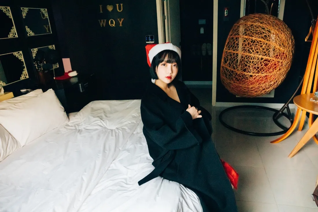 2k圣诞帽美女壁纸｜居家卧室背景图片 - 黑色穿搭「哲风壁纸」