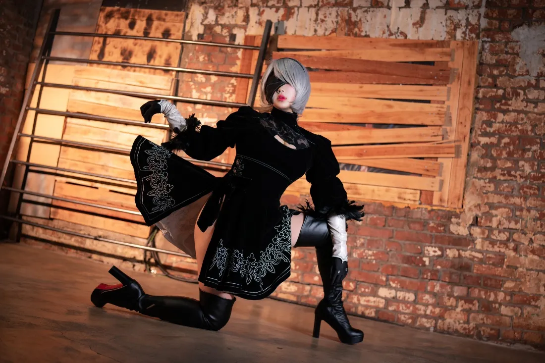 2k2B cosplay壁纸｜复古砖墙背景 - 室内写真「哲风壁纸」