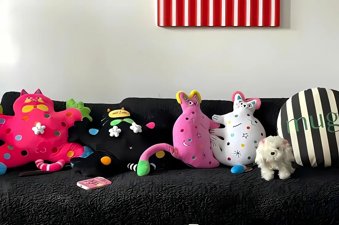 2k玩偶壁纸｜黑色沙发背景图片 - 可爱毛绒玩具「哲风壁纸」