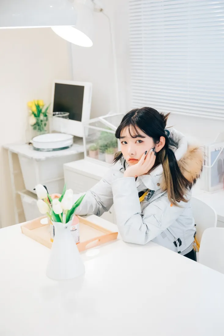 扎双马尾的女生手机壁纸｜白色咖啡厅背景图片 - 简约办公「哲风壁纸」