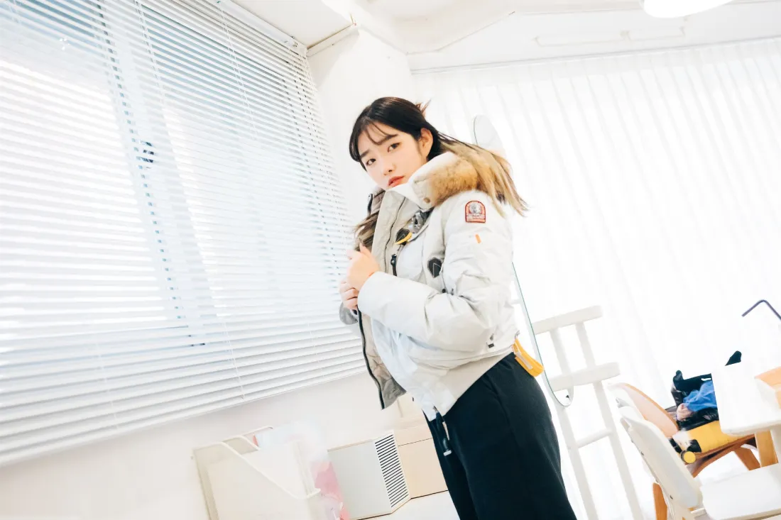 2k女生壁纸｜白色背景图片 - 咖啡厅「哲风壁纸」