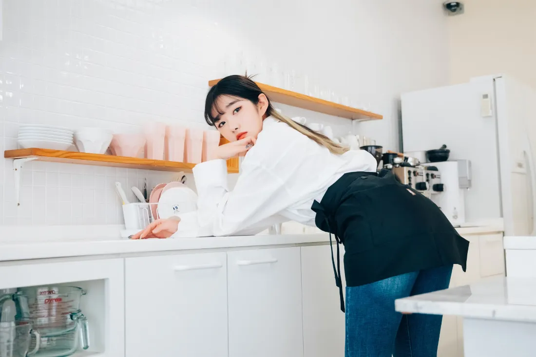 2k咖啡厅女性壁纸｜白色咖啡厅背景图片 - 白衬衫黑围裙「哲风壁纸」