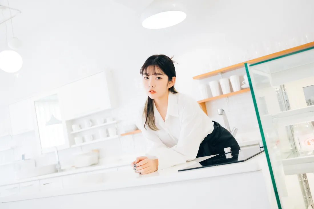 2k白衣女生壁纸｜白色咖啡厅背景图片 - 简约室内「哲风壁纸」