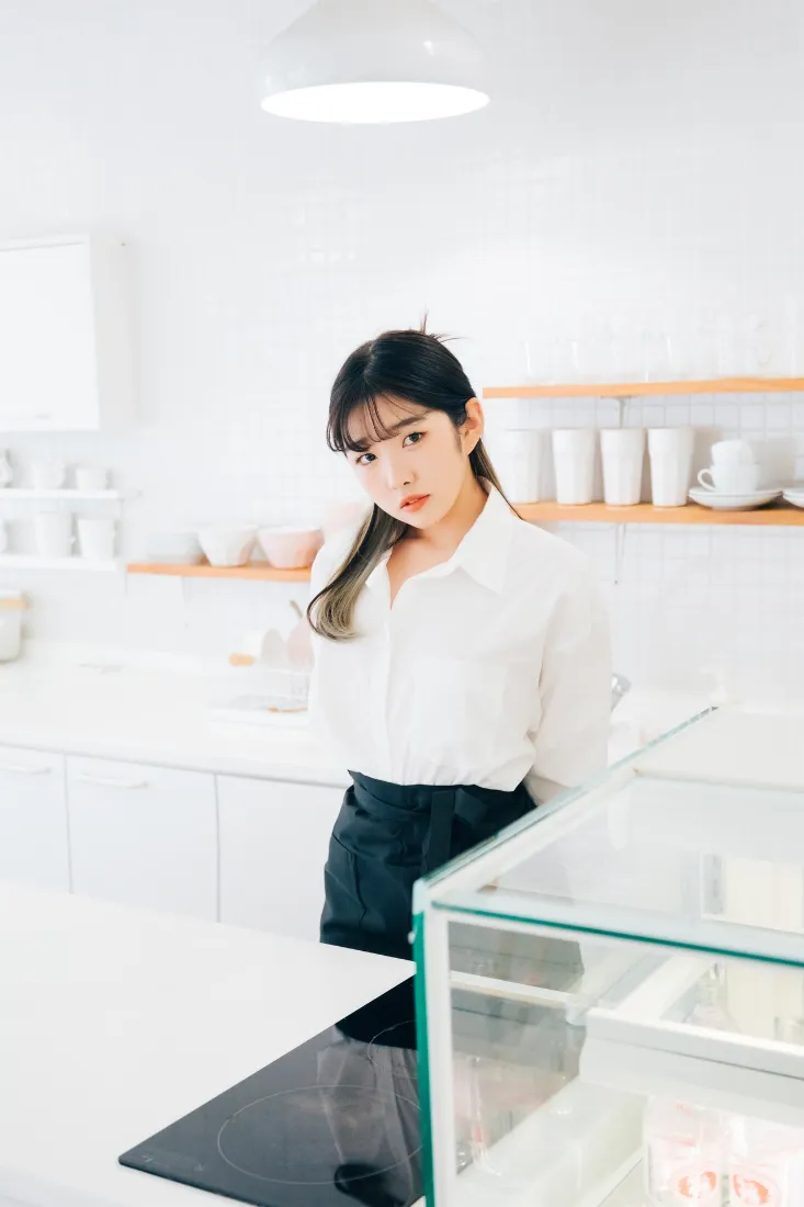 咖啡厅服务员手机壁纸｜白色咖啡厅背景图片 - 简约室内「哲风壁纸」