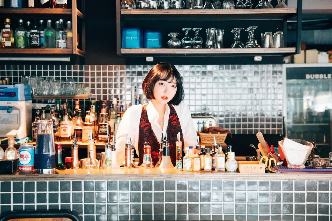 2k调酒师壁纸｜酒吧背景图片 - 白色吧台酒具「哲风壁纸」