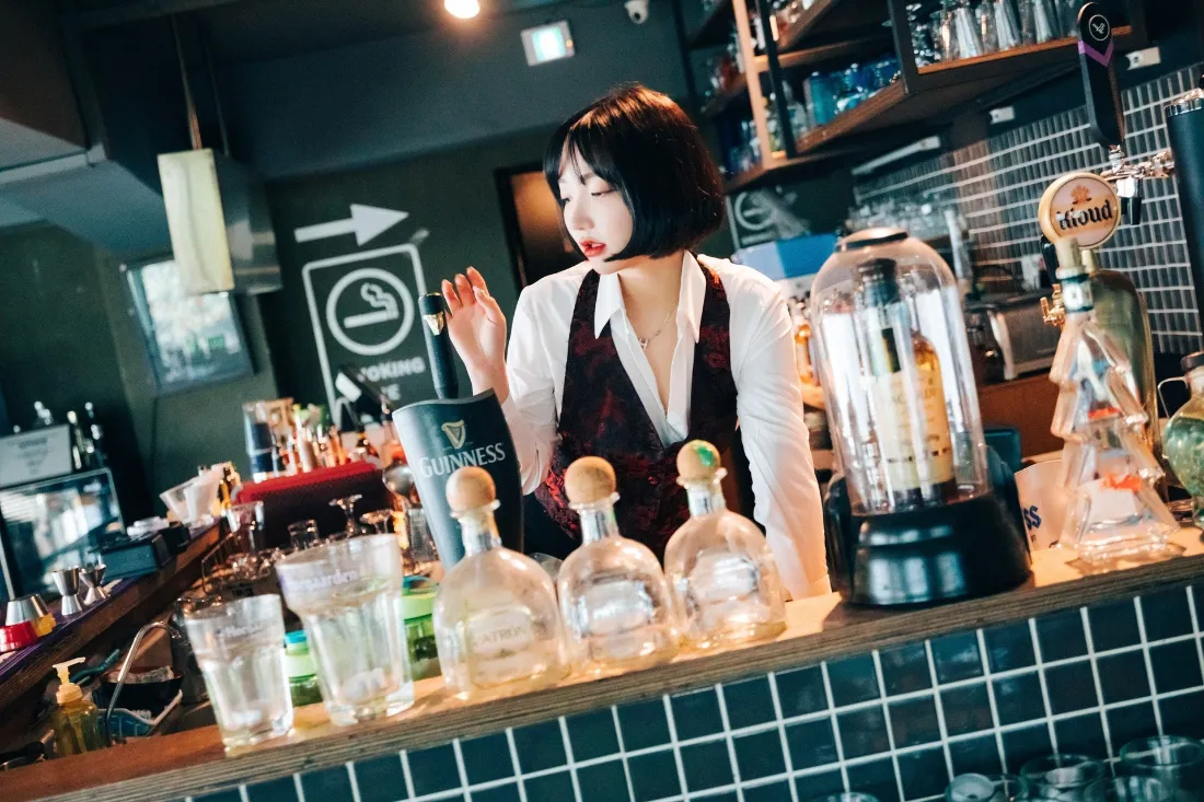 2k酒吧吧台壁纸｜酒吧背景图片 - 调酒师工作「哲风壁纸」