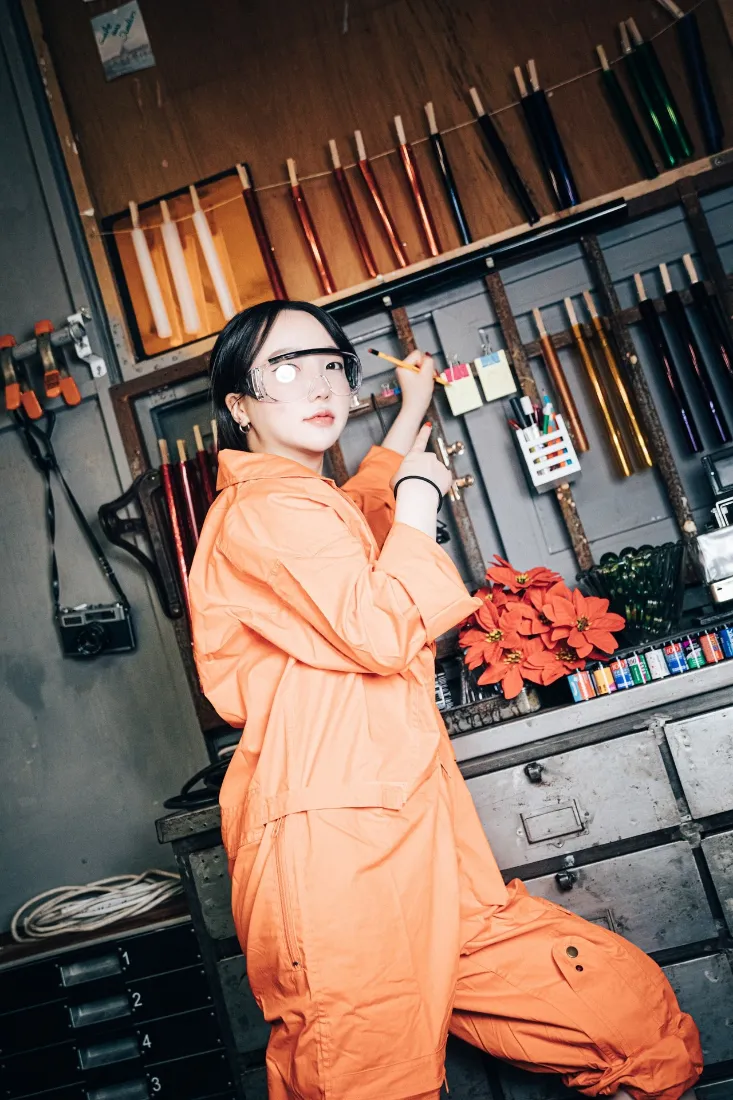 美女修理工手机壁纸｜工具间背景图片 - 橙色工装「哲风壁纸」