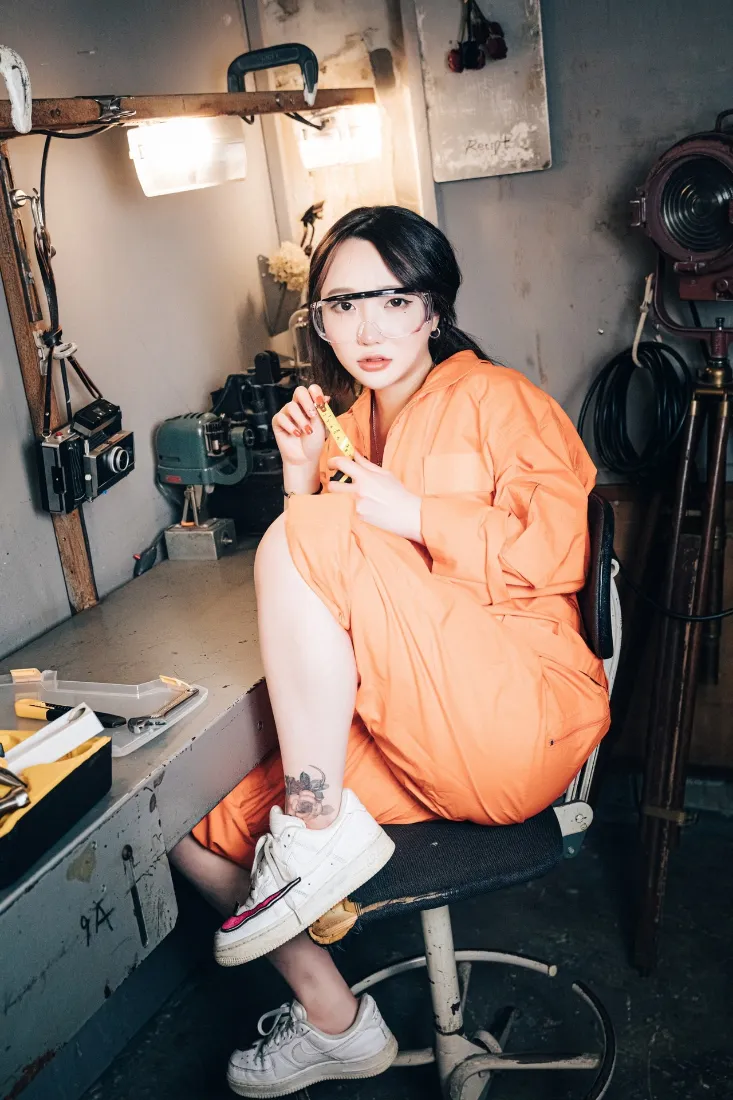 美女修理工手机壁纸｜橙色工装背景图片 - 修理车间「哲风壁纸」