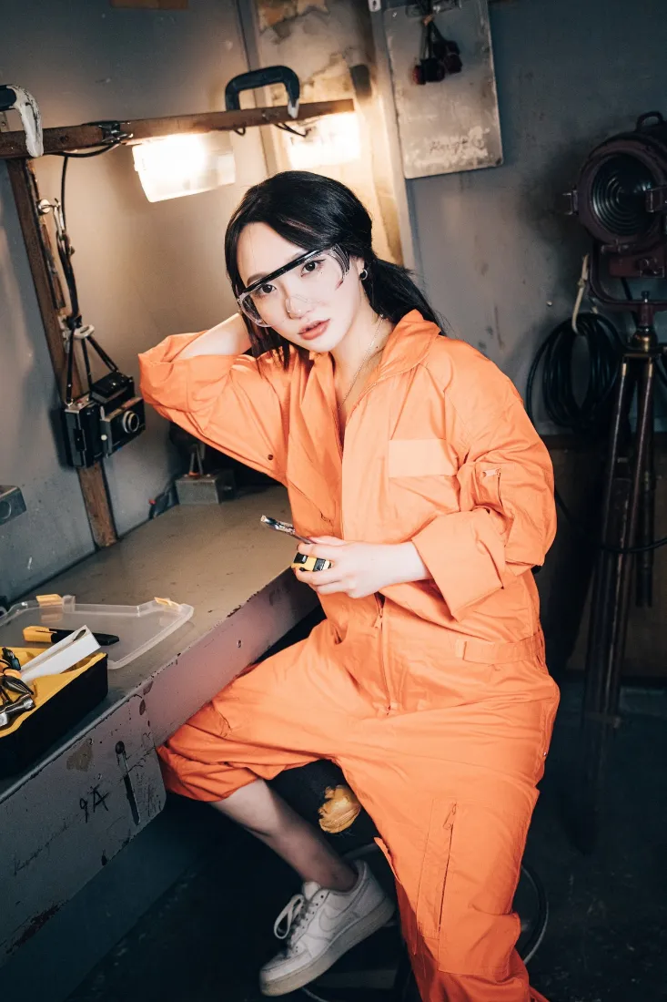 橙衣美女手机壁纸｜车间背景 - 修理工工装「哲风壁纸」