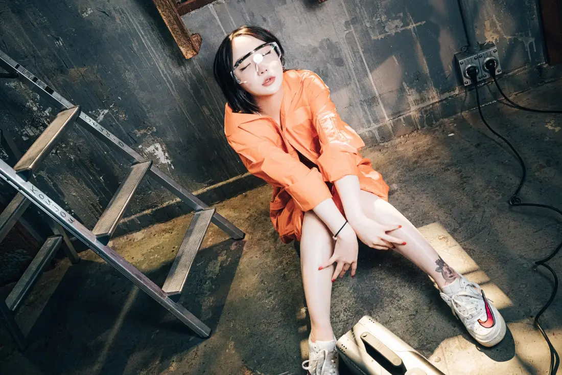 2k橙色工装美女壁纸｜工业风背景图片 - 修理工「哲风壁纸」