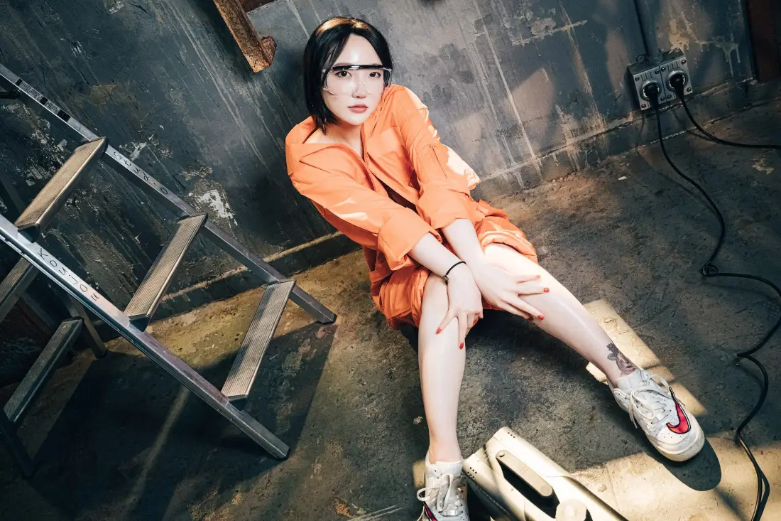 2k（橙色连衣裙美女壁纸｜工业风背景 - 修理工写真）「哲风壁纸」