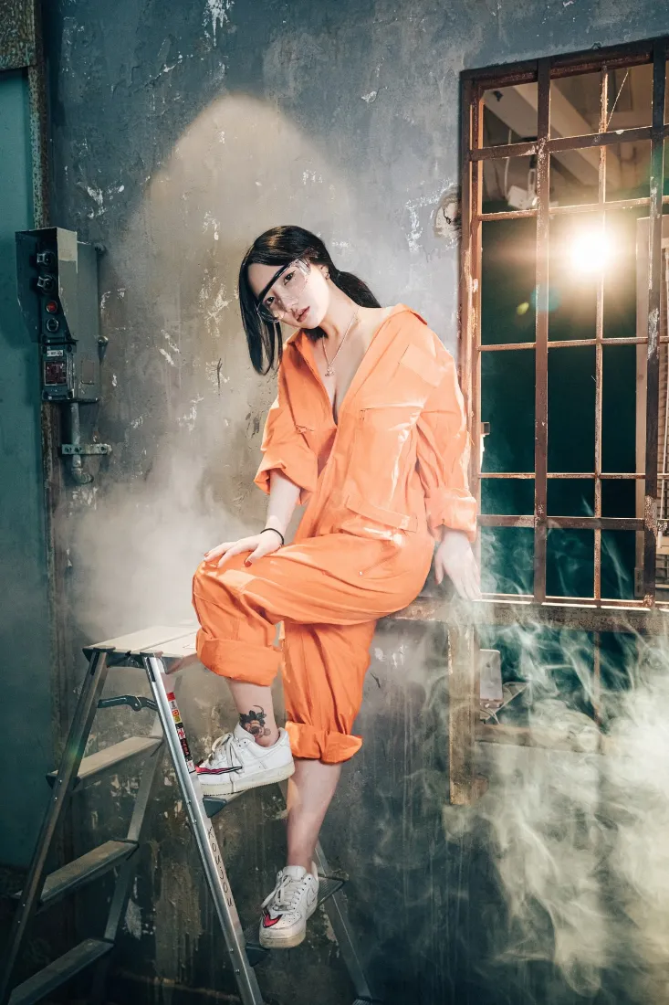 橙色工装美女手机壁纸｜车间烟雾背景 - 艺术写真「哲风壁纸」