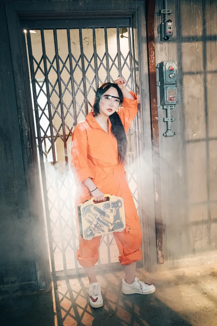 工装美女手机壁纸｜工业风背景 - 修理工写真「哲风壁纸」