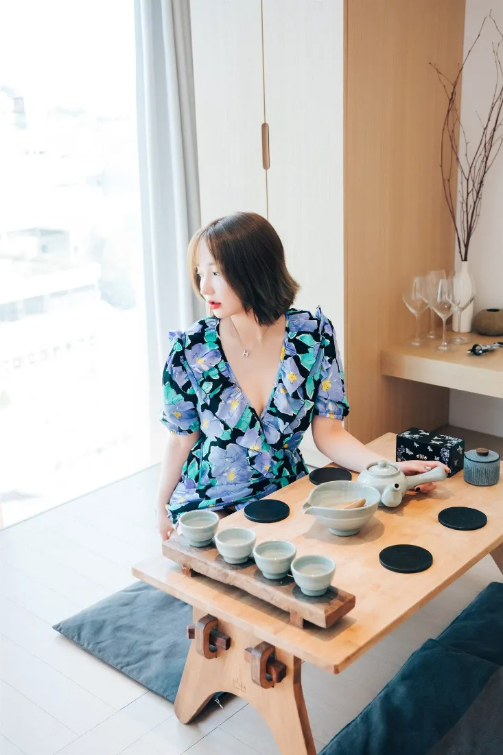 蓝花裙美女手机壁纸｜室内茶席背景 - 茶艺「哲风壁纸」