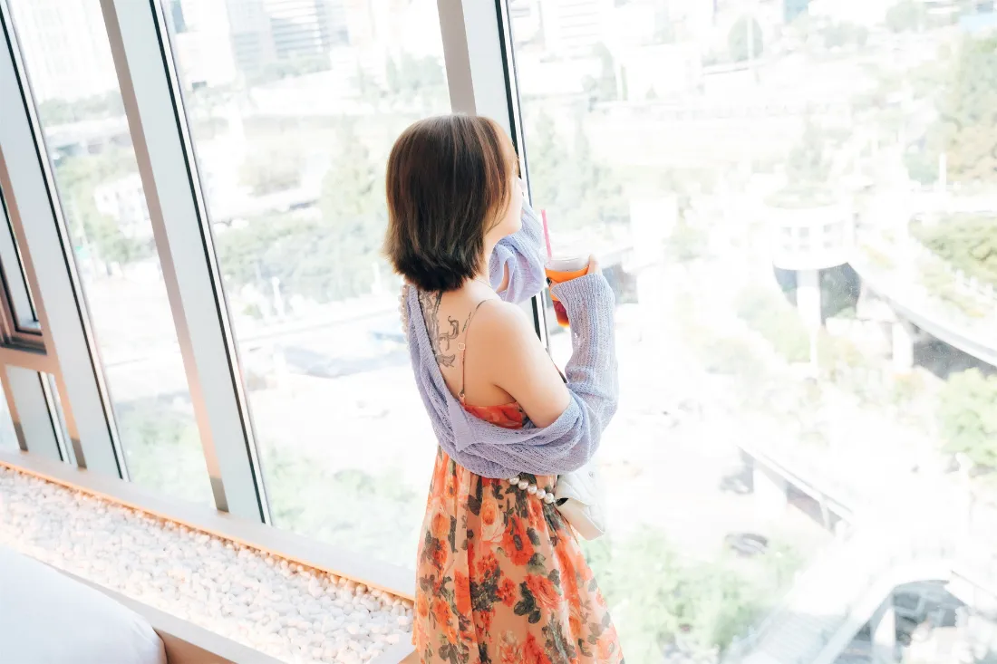 2k花裙美女壁纸｜落地窗背景图片 - 城市景观「哲风壁纸」