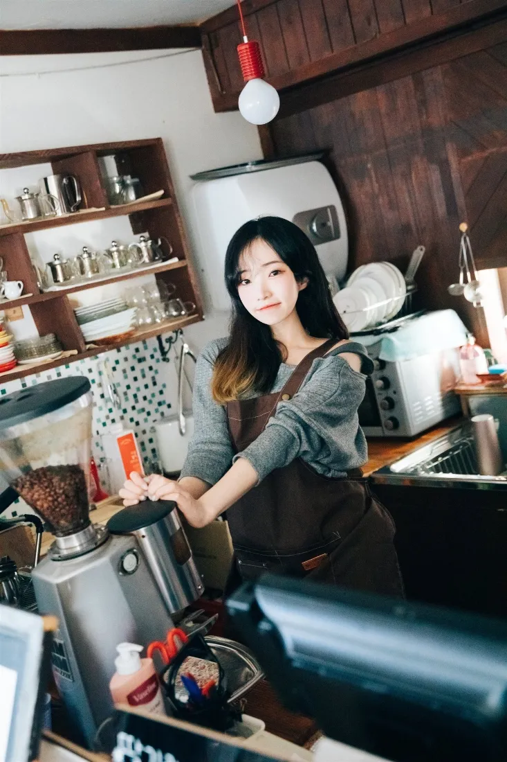 美女咖啡师手机壁纸｜咖啡厅背景图片 - 温馨工作场景「哲风壁纸」