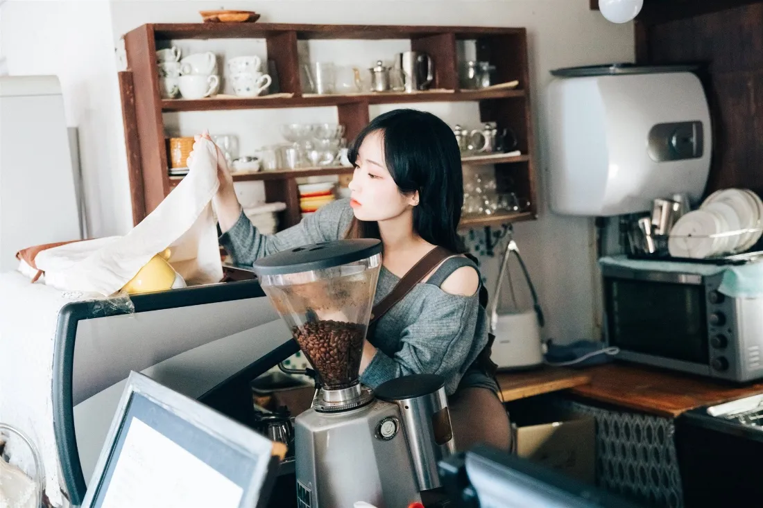 2k美女壁纸｜咖啡厅背景图片 - 灰色露肩上衣「哲风壁纸」