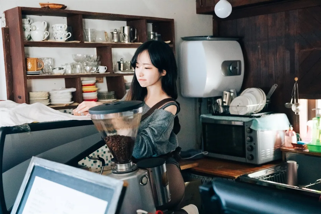 2k咖啡厅美女壁纸｜咖啡厅背景图片 - 咖啡师工作「哲风壁纸」