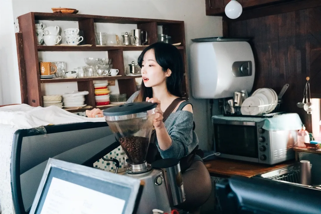 2k美女咖啡厅壁纸｜咖啡制作背景图片 - 吧台场景「哲风壁纸」