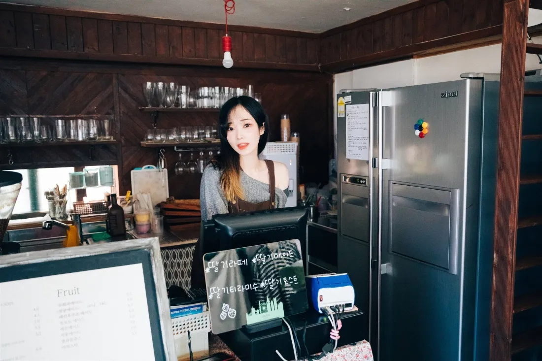 2k咖啡厅美女壁纸｜咖啡厅背景图片 - 美女服务员「哲风壁纸」