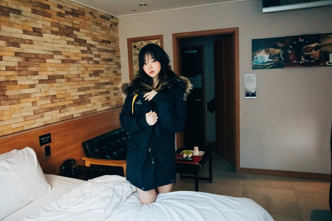 2k居家美女壁纸｜卧室背景图片 - 深色外套穿搭「哲风壁纸」