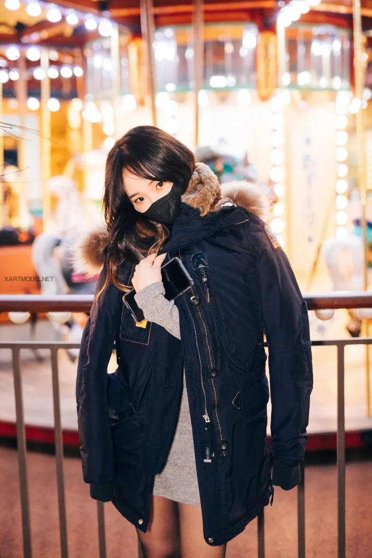 美女写真手机壁纸｜游乐园背景图片 - 旋转木马黑色外套「哲风壁纸」