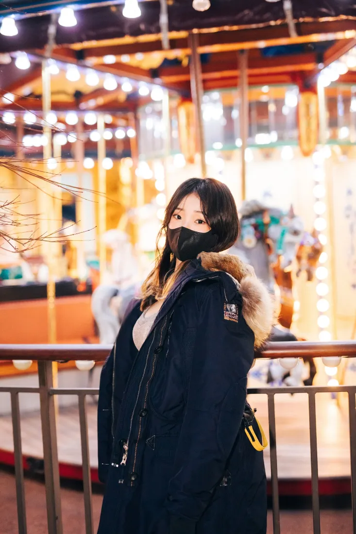 美女手机壁纸｜游乐园背景图片 - 旋转木马夜景「哲风壁纸」