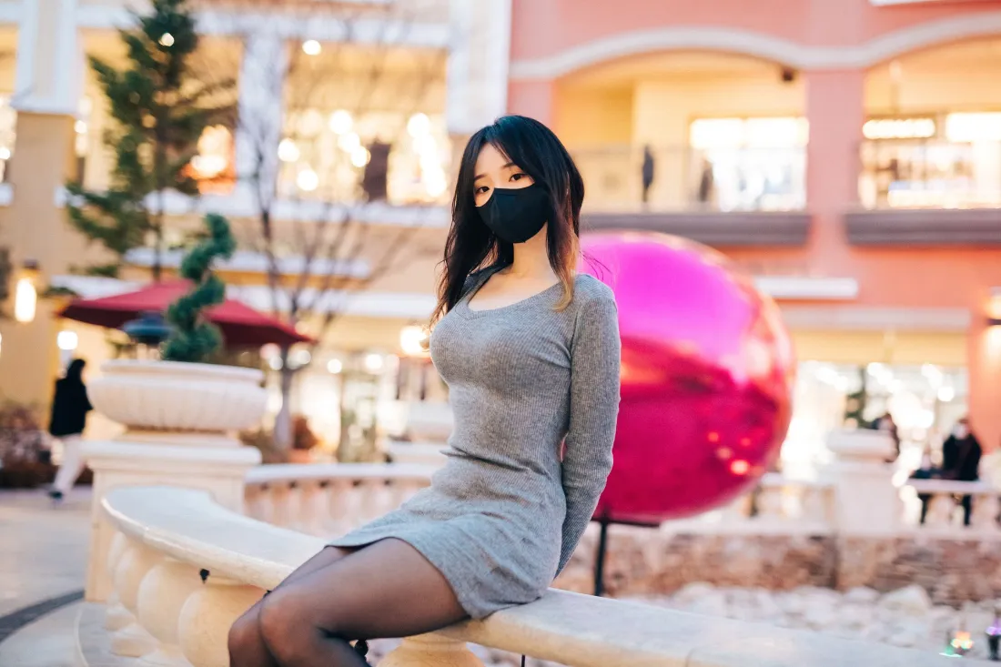 2k黑丝美女壁纸｜游乐园背景图片 - 红色气球 圣诞树「哲风壁纸」