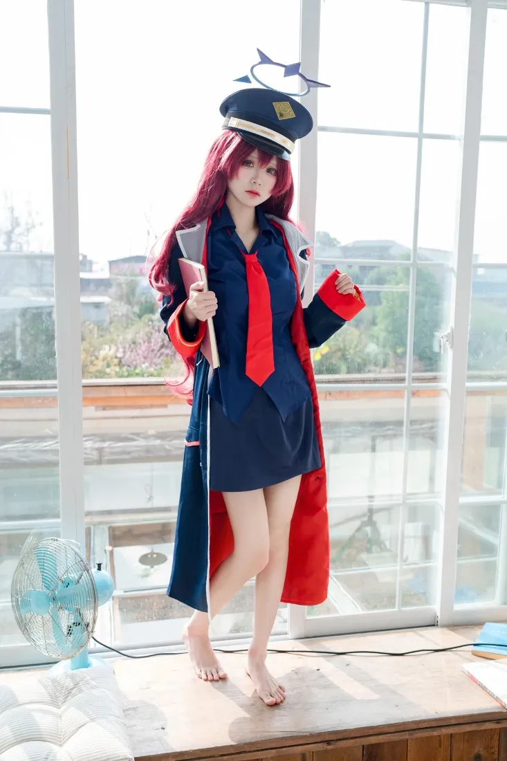 女警察手机壁纸｜室内窗台背景图片 - 红发制服cosplay「哲风壁纸」