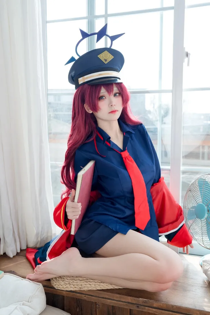 红发女警手机壁纸｜室内窗台背景 - 制服美女写真「哲风壁纸」