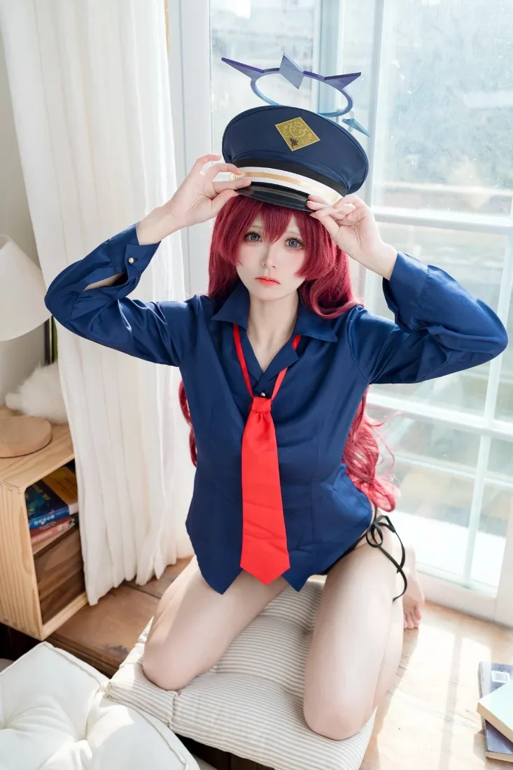 红发女警察cos手机壁纸｜室内窗边背景 - 蓝色制服「哲风壁纸」