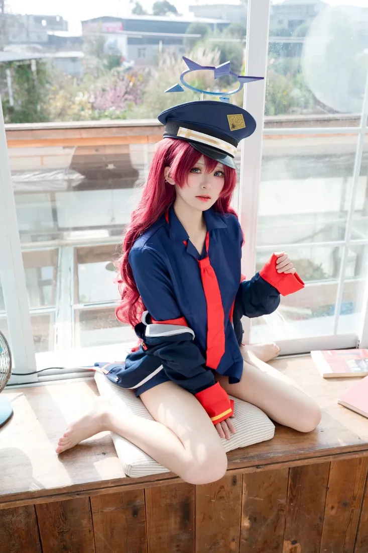 红发女警察手机壁纸｜室内背景图片 - 制服写真「哲风壁纸」