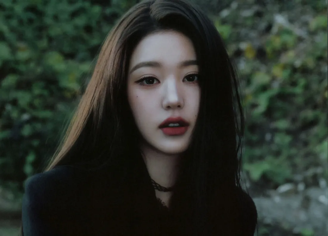 3k张元英壁纸｜绿植背景图片 - 黑色西装 长发 红唇「哲风壁纸」