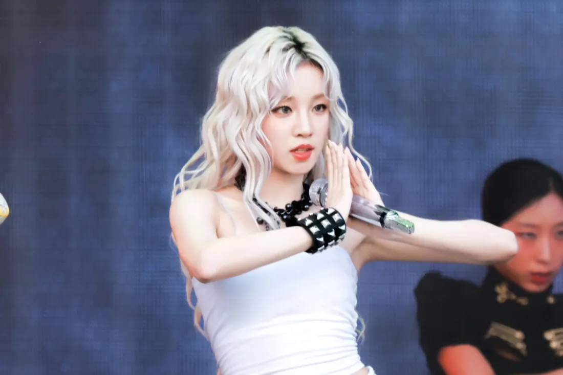 3k宋雨琦壁纸｜蓝色背景 - 银白卷发白色上衣「哲风壁纸」