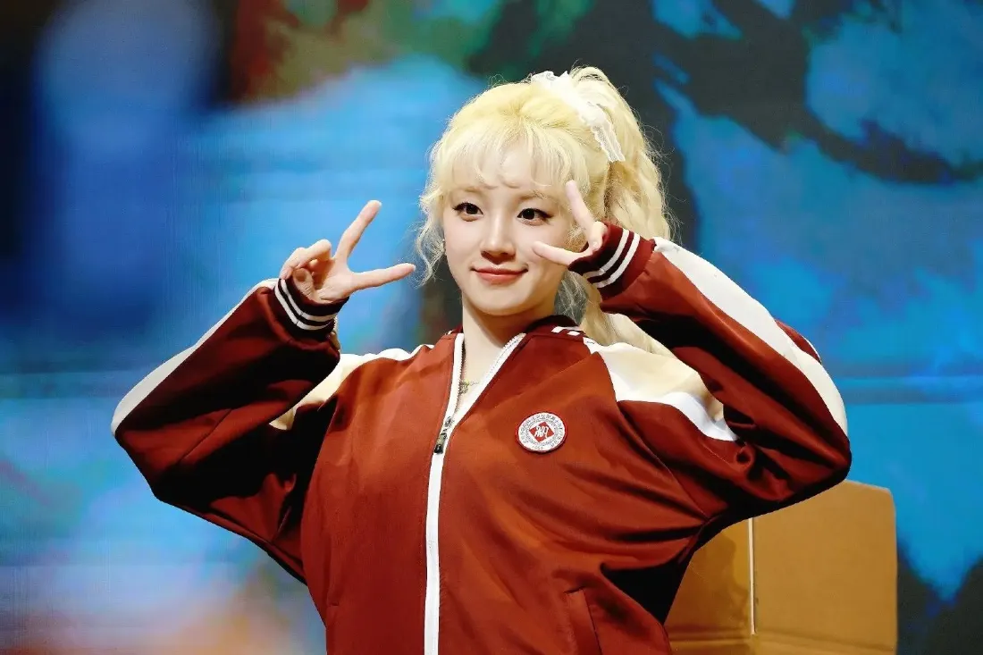 2k宋雨琦壁纸｜红色外套背景图 - 俏皮比耶「哲风壁纸」