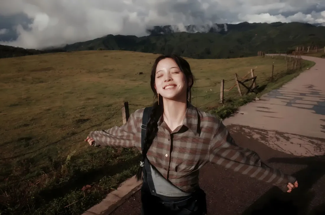 4k欧阳娜娜壁纸｜田园背景图片 - 自由 草地 远山「哲风壁纸」