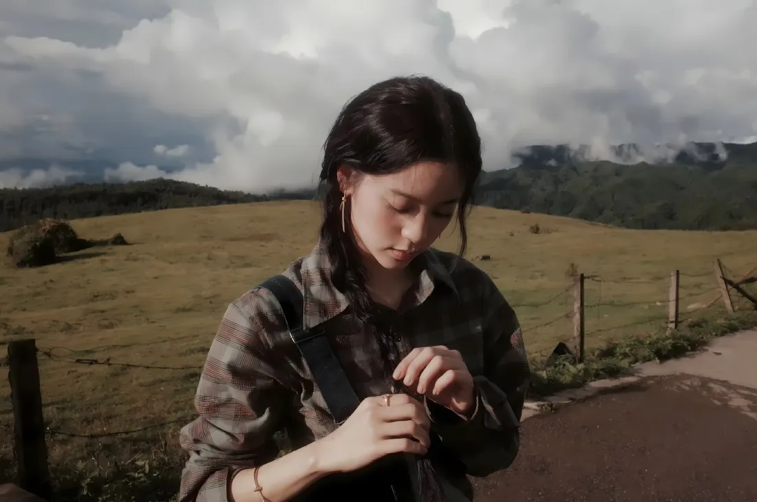 4k欧阳娜娜壁纸｜草原背景图片 - 复古户外穿搭「哲风壁纸」