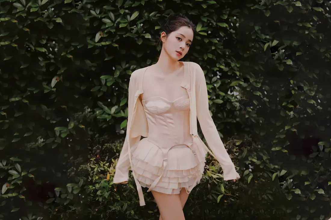 4k欧阳娜娜壁纸｜绿色植物背景 - 蓬蓬裙穿搭「哲风壁纸」