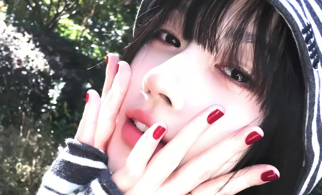 4k鞠婧祎壁纸｜树林背景图 - 红美甲特写「哲风壁纸」