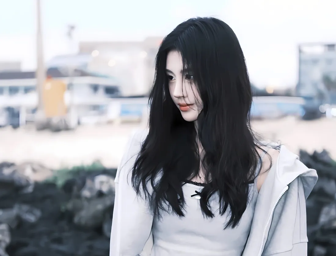 2k鞠婧祎壁纸｜黑礁石背景图片 - 浅色穿搭「哲风壁纸」