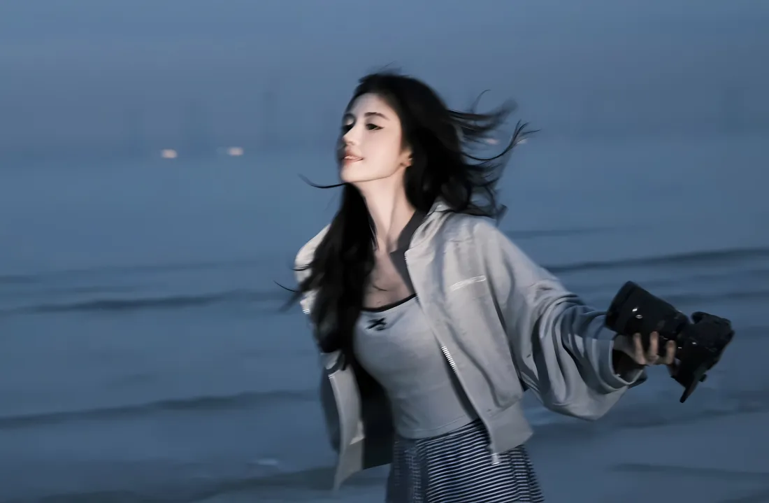2k鞠婧祎壁纸｜海边背景图 - 奔跑海风长发「哲风壁纸」