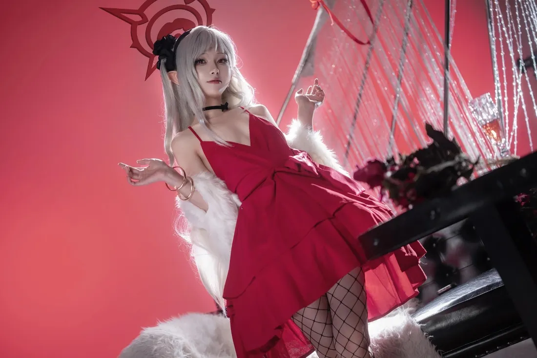 红衣美女手机壁纸｜红色背景图片 - 角色扮演cosplay「哲风壁纸」