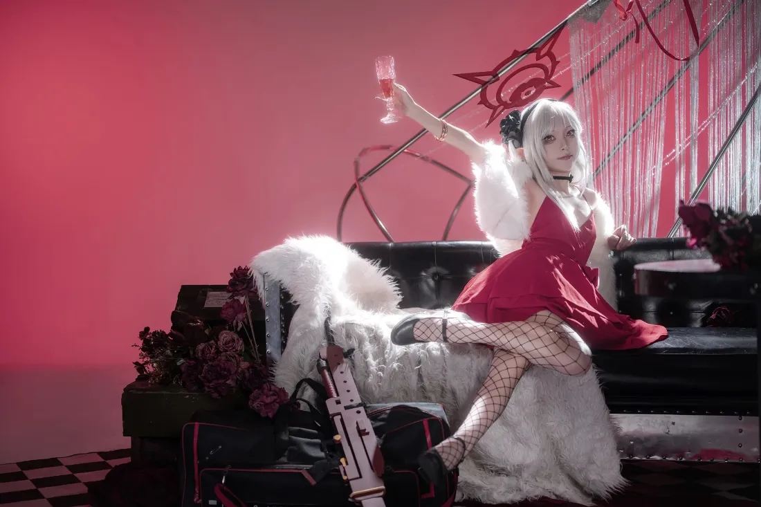 红衣动漫角色手机壁纸｜红色背景图片 - 角色扮演「哲风壁纸」