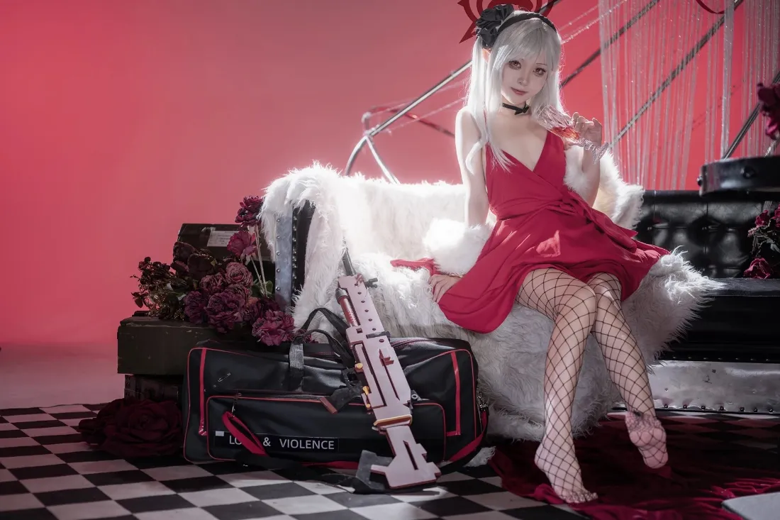 红衣美女手机壁纸｜红色背景 - 枪械cosplay「哲风壁纸」