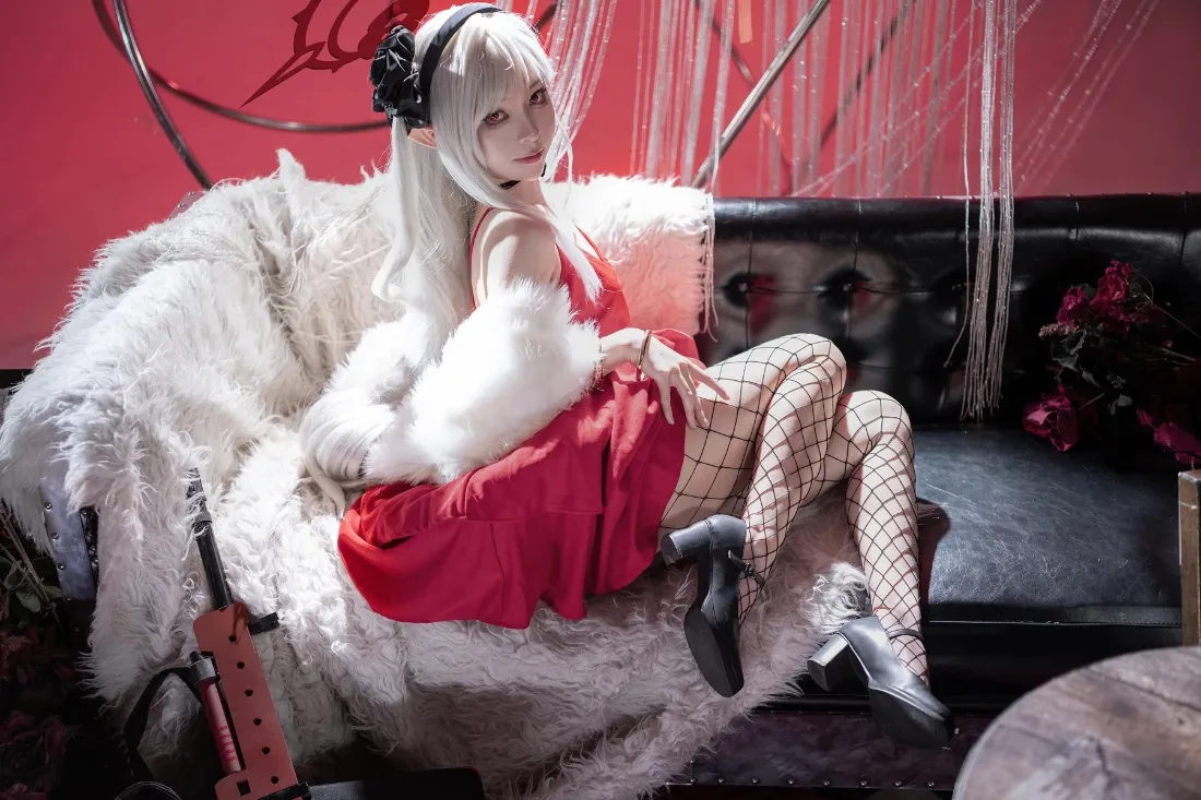 红衣白发coser手机壁纸｜红色背景图片 - 黑色沙发「哲风壁纸」