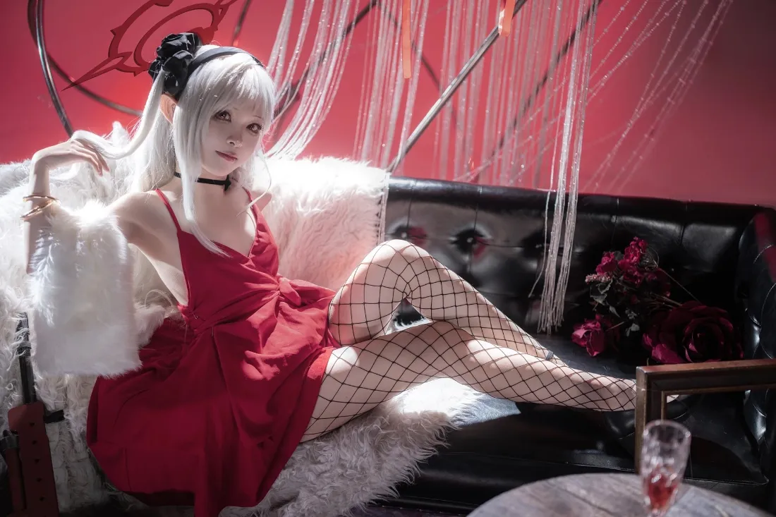 红衣美女手机壁纸｜红色背景图 - 渔网袜cosplay「哲风壁纸」